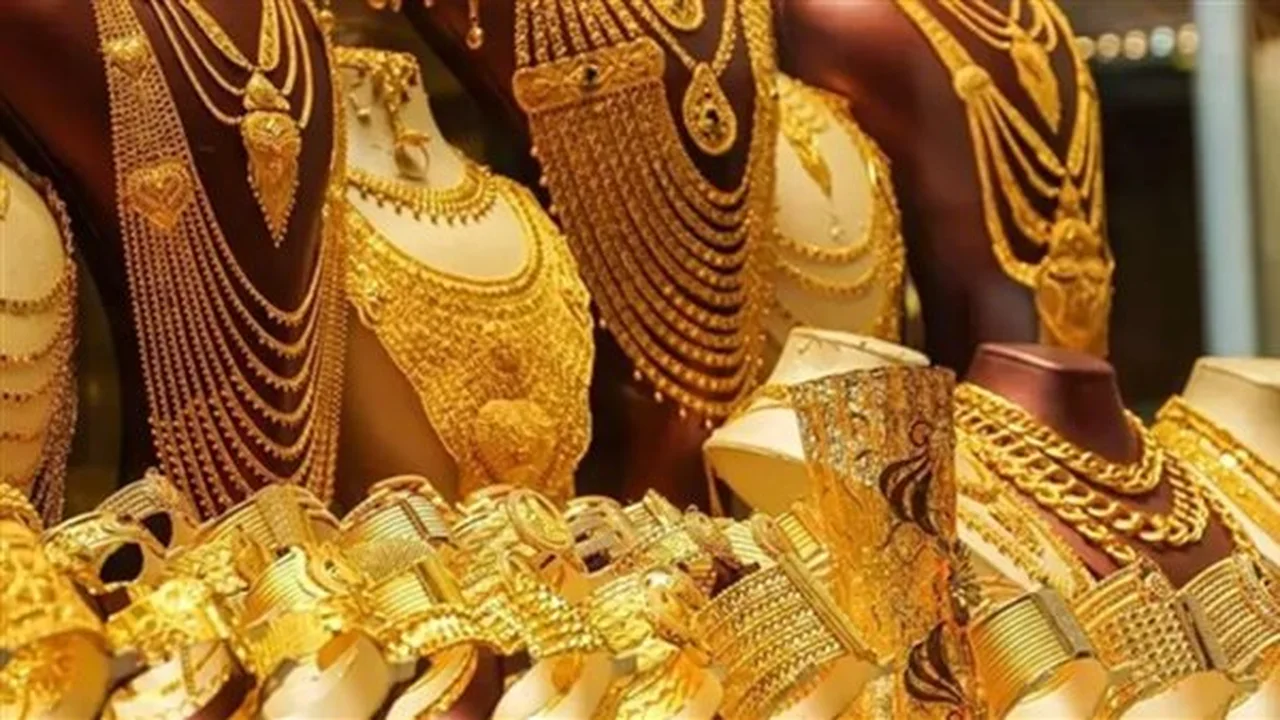 سعر الذهب يحافظ على مكاسبه قرب أعلى مستوى عالمي وسط تقلبات الأسواق العالمية